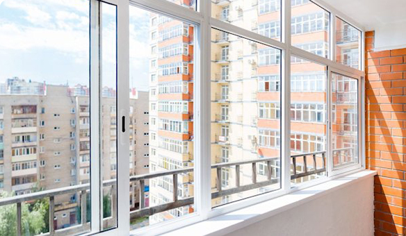Какие окна для балкона и лоджии выбрать: распашные или раздвижные?